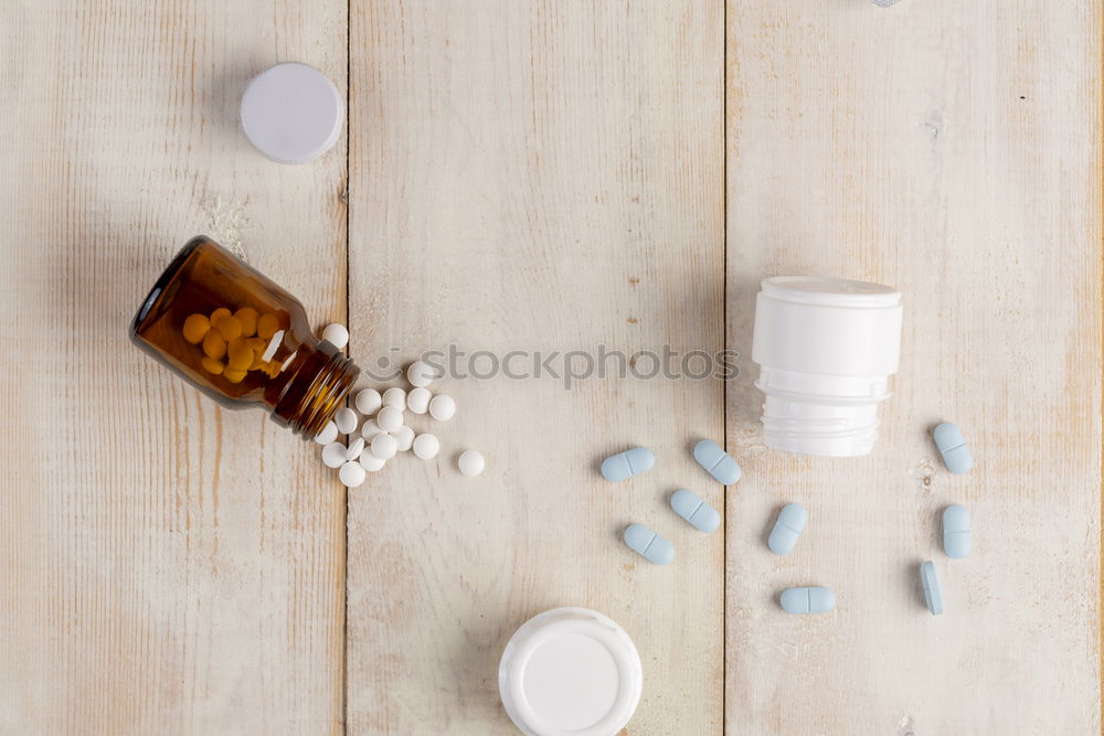 blank clipboard, medicine bottles, stethoscope, pills