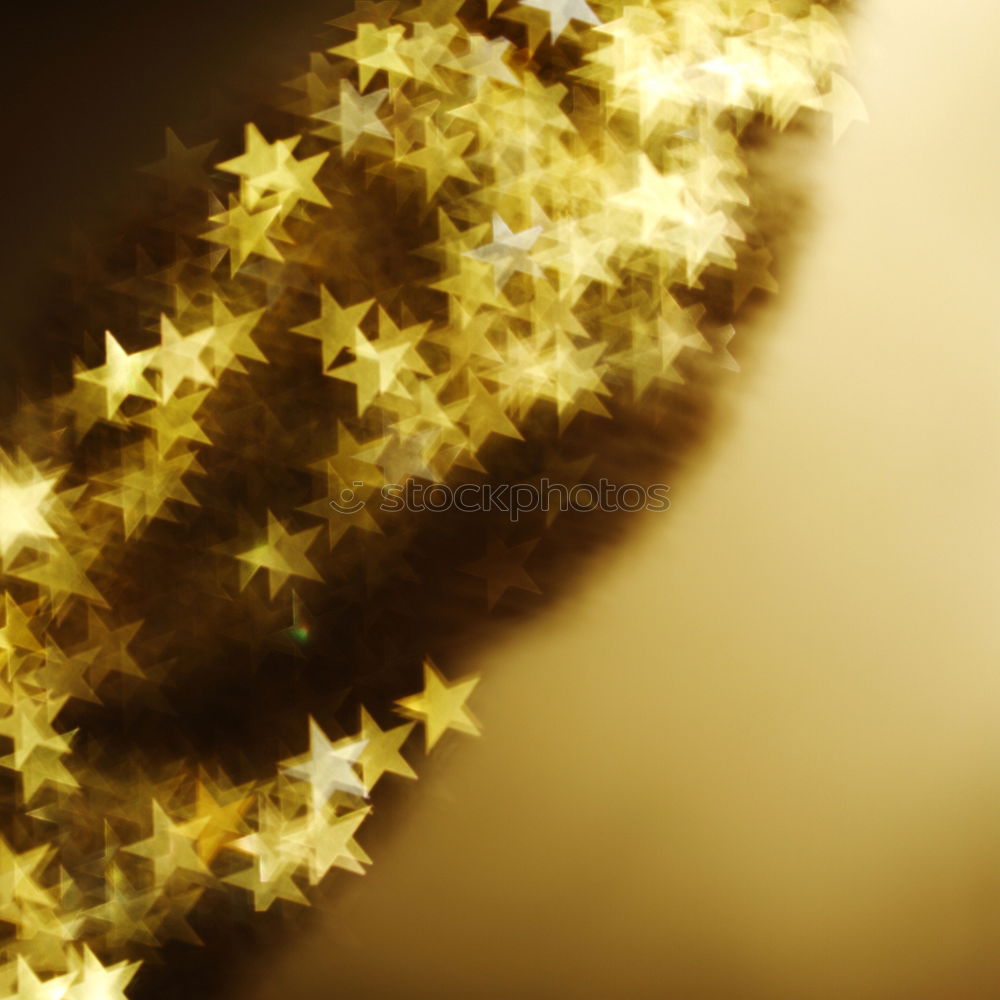 Drei goldene Sterne auf unscharfem Hintergrund mit Lichtern und schönem Bokeh; Weihnachten, Advent