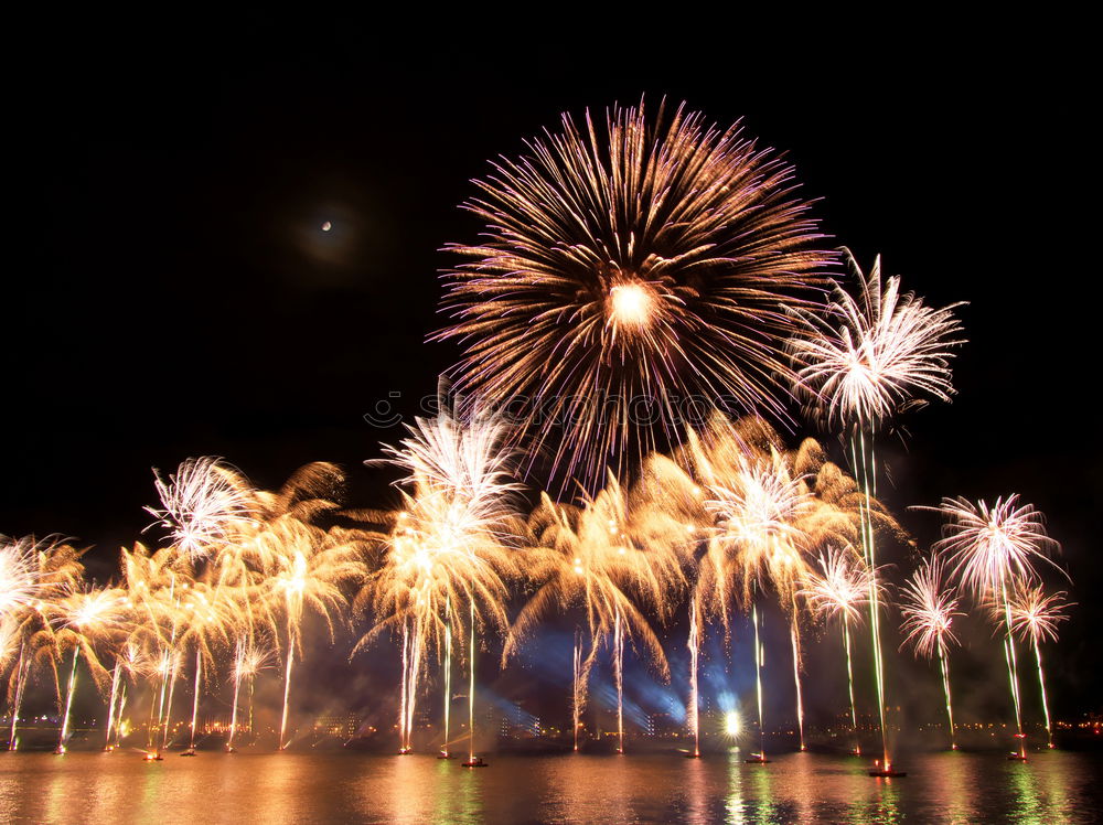 Similar – Foto Bild Menschenmenge beim Zuschauen von Feuerwerk