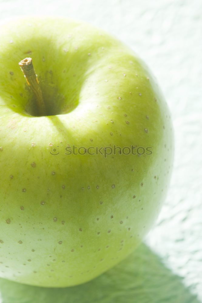 Similar – frisch geernteter Apfel mit Blättern liegt auf einem Tisch mit grüner Tischdecke und weißen Punkten