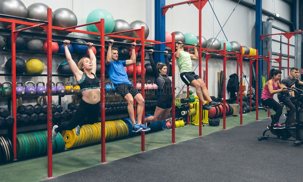 Similar – Konzentriertes Training von Muskelmännern im Sportverein