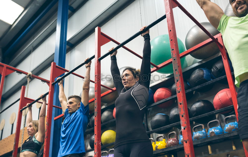 Similar – Konzentriertes Training von Muskelmännern im Sportverein