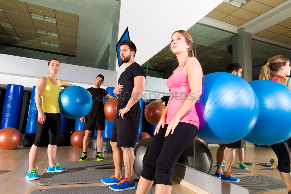 Similar – Konzentriertes Training von Muskelmännern im Sportverein