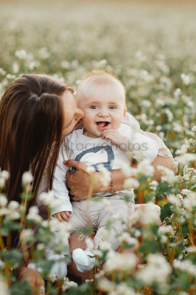 Similar – Foto Bild Mutter hält ihren kleinen Sohn in die Luft und das Baby lacht.