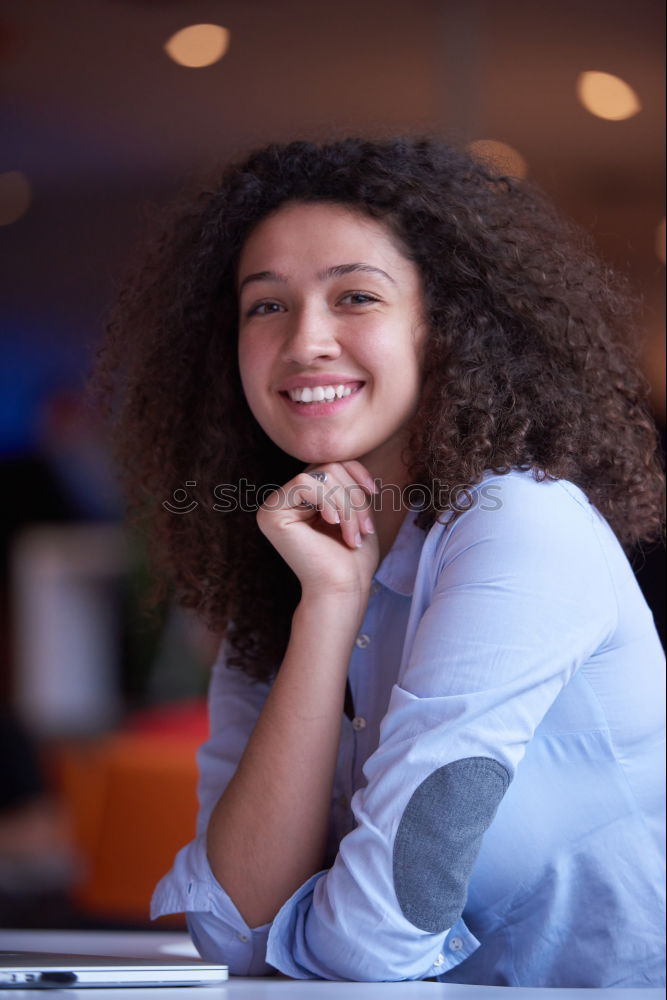 Foto Bild Businessporträt junge Frau mit lockigem Haar und Brille