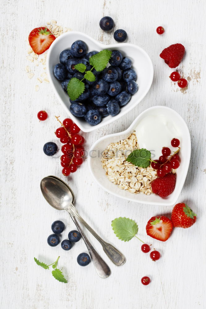 Oat flakes with milk and berries