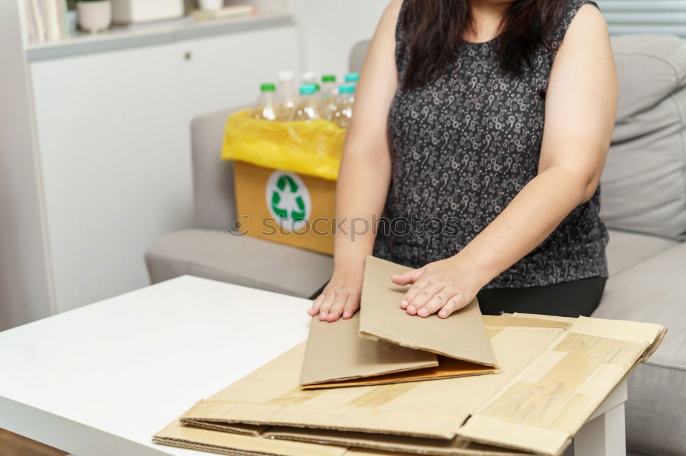 Asiatische Frau baut einen Tisch im Wohnzimmer zusammen