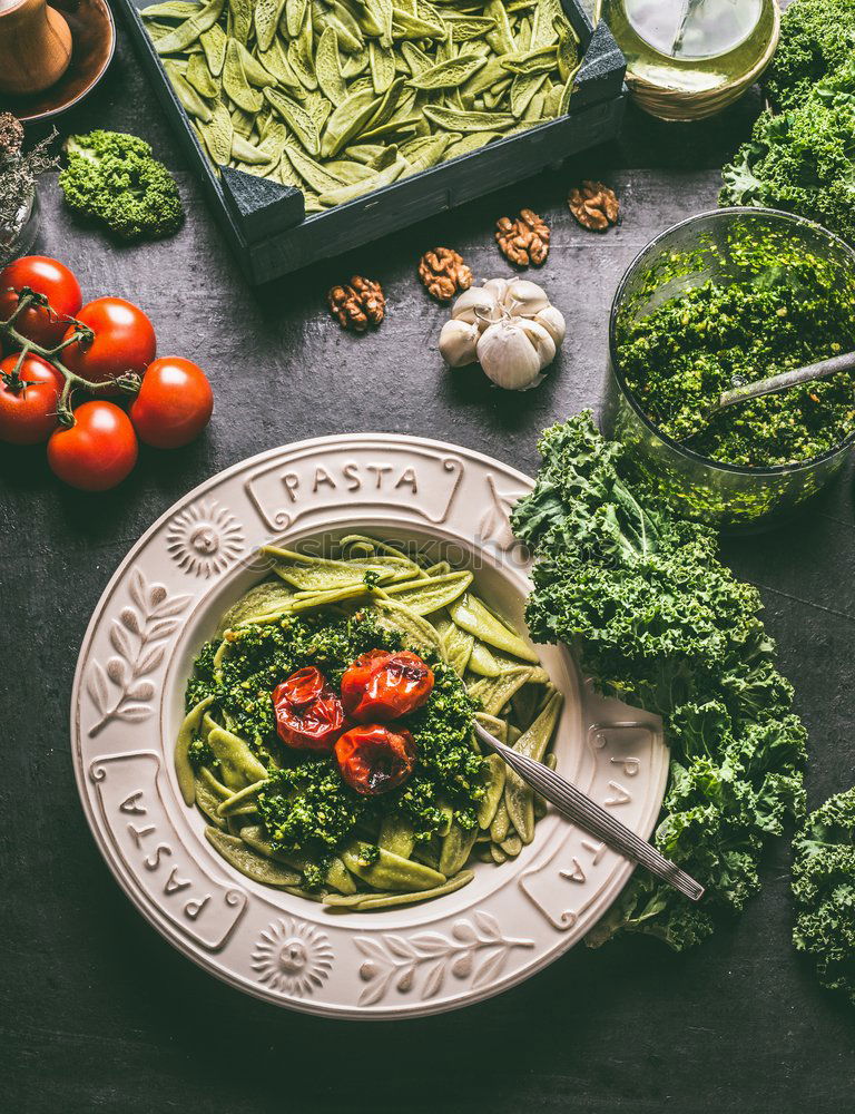 Green noodles with green cabbage pesto and grilled tomatoes