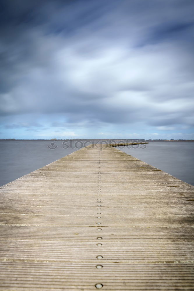 Similar – perspectiva de puente Un