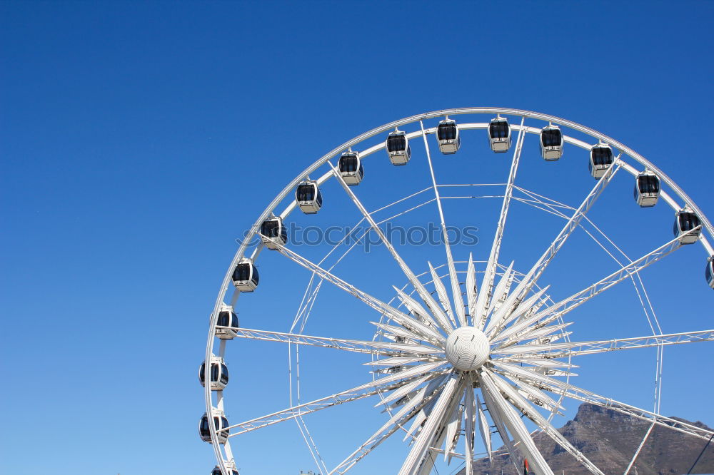 Similar – Der Blick hinauf zu einem Riesenrad mit blauem Himmel dahinter.