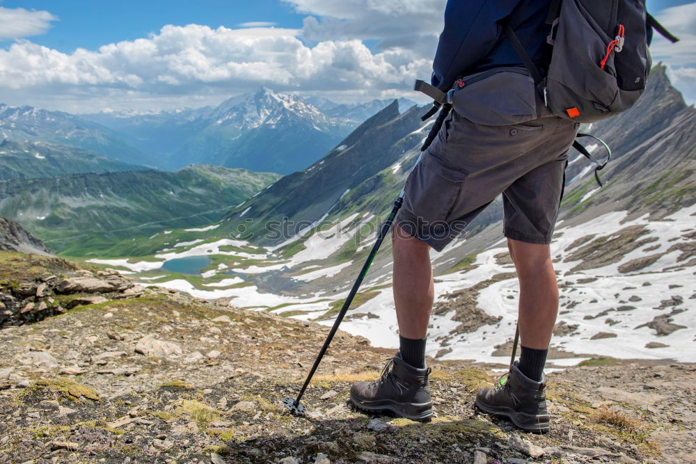 Foto Bild Frau mit Rucksack und Wanderstöcke