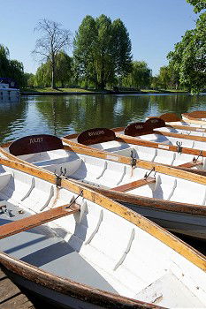 Similar – Foto Bild Ein Modellsegelboot segelt an einem Sommertag auf einem Weiher