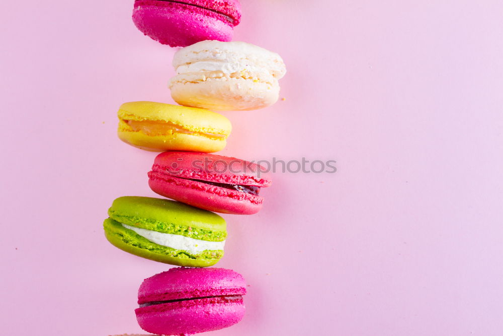 Colored almond cookies