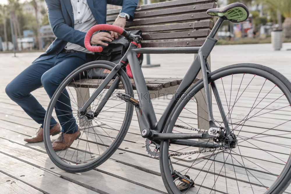 Mann mit Fahrrad auf Brücke stehend