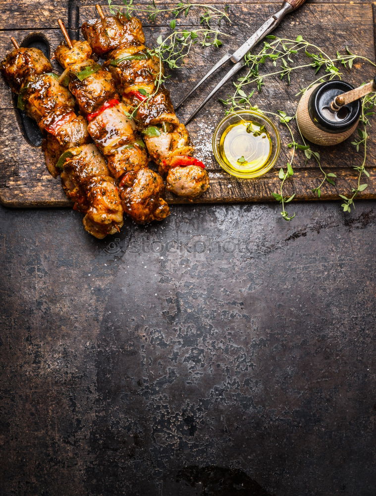 Similar – Dunkler Braten im Hintergrund mit gegrillten Würstchen und gebratenem Gemüse. Ansicht von oben. Barbecue-Grill-Partyplatte.