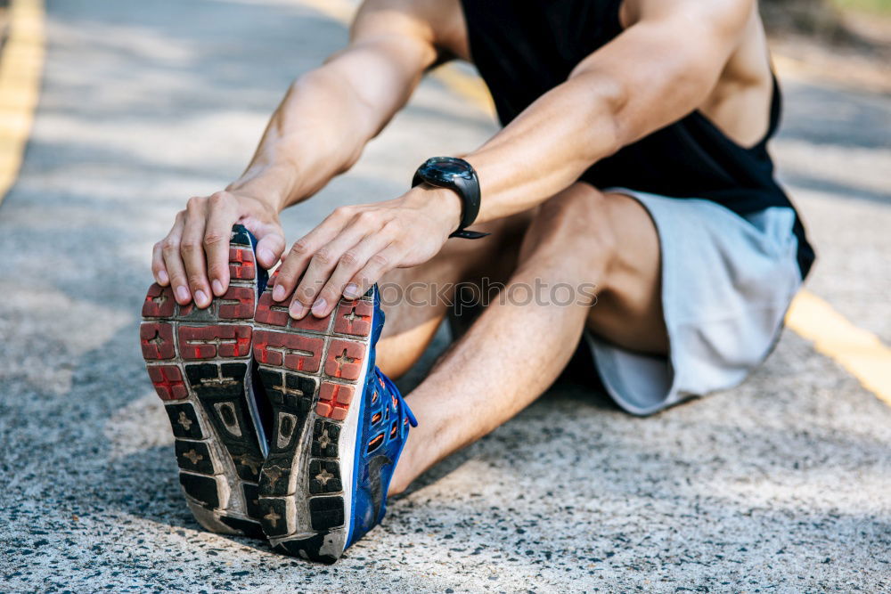 Similar – Nahaufnahme eines Mannes beim Binden von Laufschuhen mit Fuß auf der Bank. Bereitmachen vor dem Joggen. Gehen in für Sport, gesunden Lebensstil