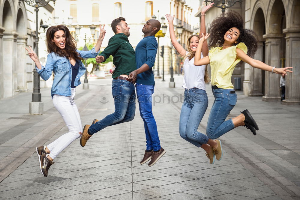 Multiethnische Gruppe junge Leute, die Spaß zusammen draußen haben