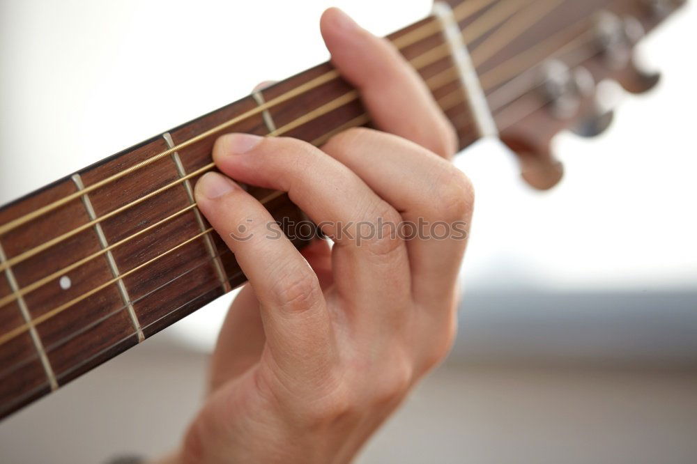 Foto Bild Eine Frau spielt barfuß Gitarre