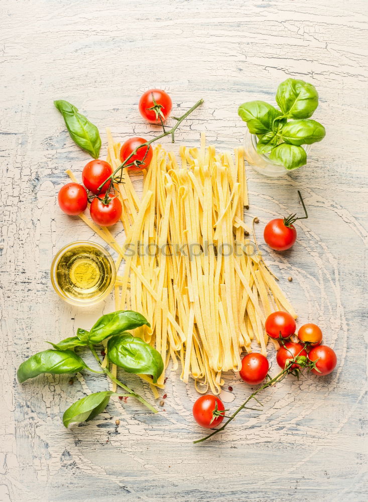 Pasta with tomatoes, basil and olive oil