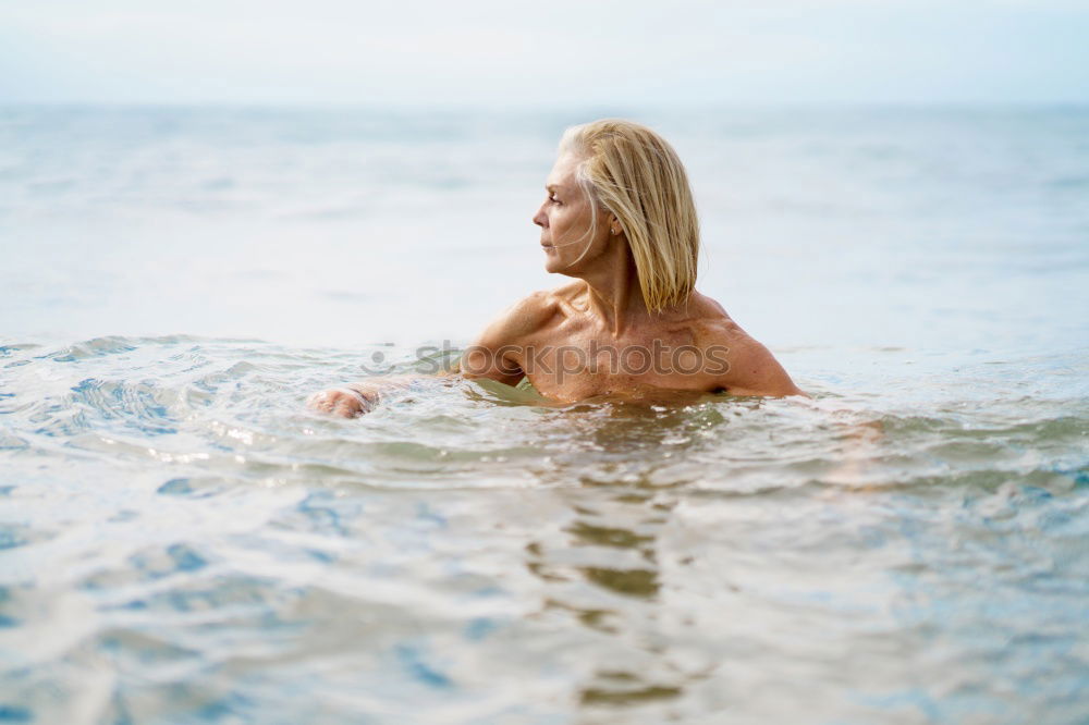 Foto Bild Reife Frau in guter Form beim Baden im Meer.