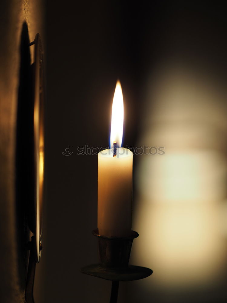 4 Kerzen leuchten düster vor einem rostigen Sprossenfenster, Brownout ?