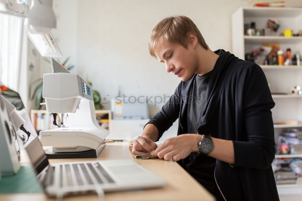 Similar – Junger weiblicher Modedesigner, der am Schreibtisch im Büro arbeitet