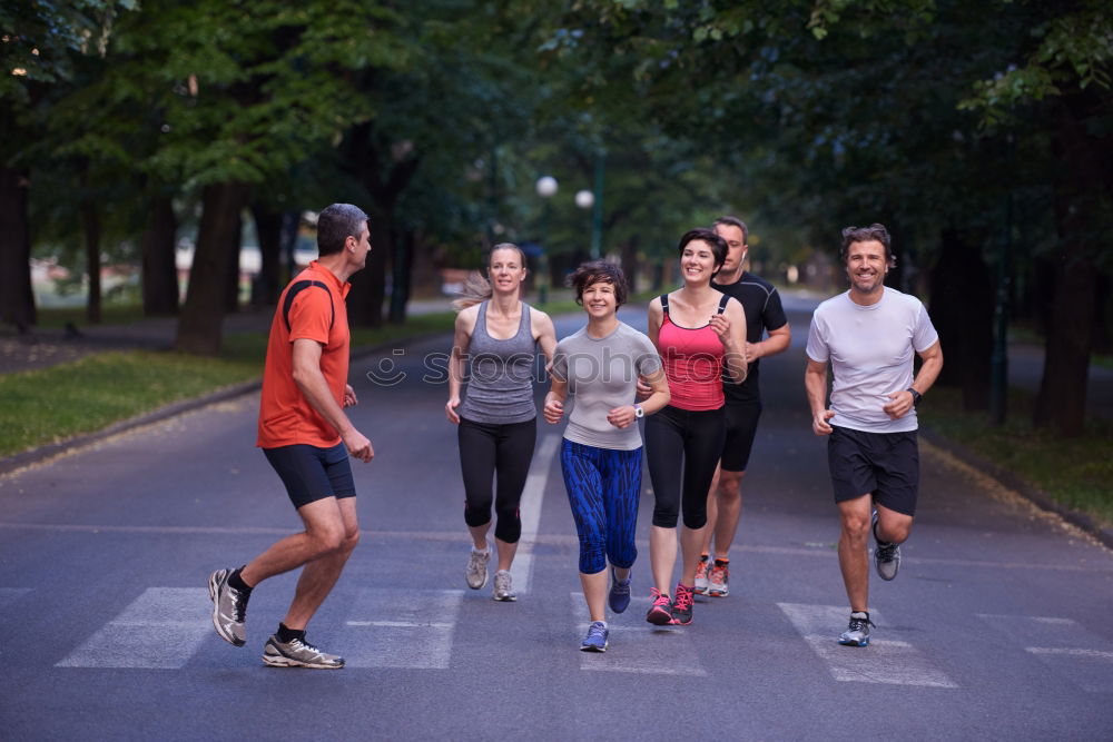 Similar – Konzentriertes Training von Muskelmännern im Sportverein