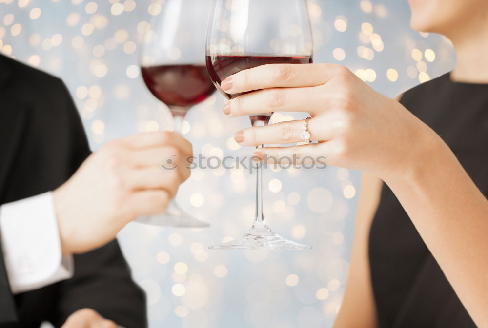 Similar – Foto Bild Schöne Frauenhände halten Gläser mit Champagner oder Rosenwein. Nahaufnahme. Frauen stoßen mit Gläsern an. Neujahrsfeier, Veranstaltung oder Party. Weichzeichner. Menschliche Hände. Vertikale Aufnahme