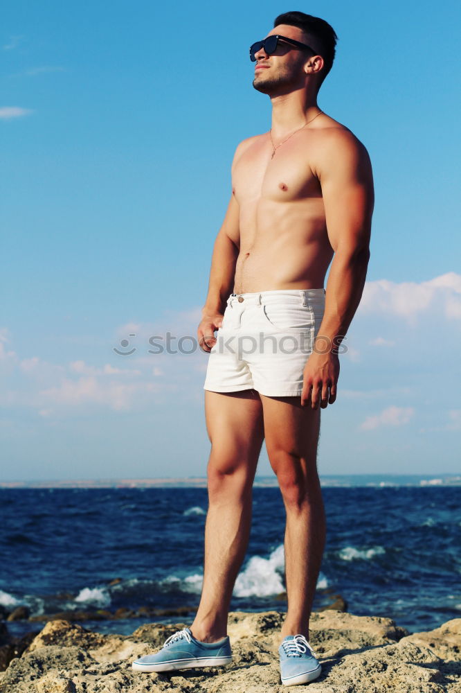 Similar – Foto Bild Lässiges Modell Mann im Freien, sehr gut aussehend, mit weißem T-Shirt und urbanem Stil