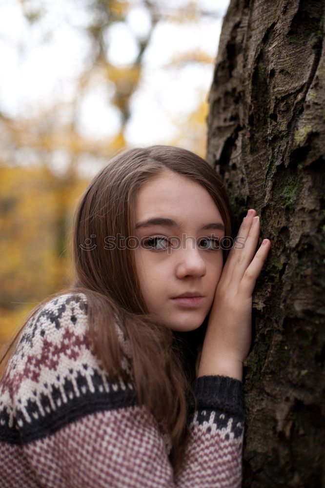 KapuzenMädchen im Herbstwald