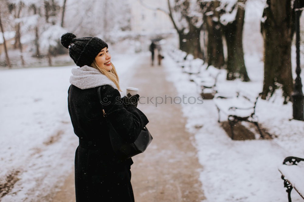 Foto Bild Eine Frau in warmer Winterkleidung schaut in die Kamera und lächelt im Winter