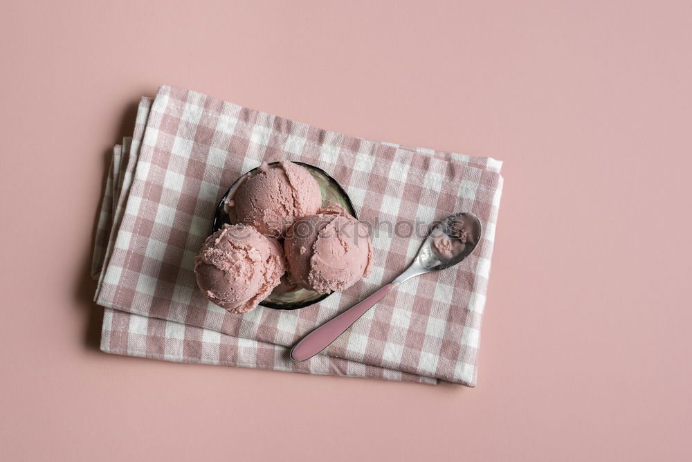 Hausgemachtes Himbeereis. Rosa Eiskugeln in einer Schüssel