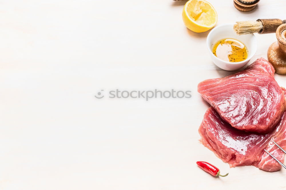 Foto Bild Schweinefilet mit Gewürzen und Lorbeerblatt in Löffel