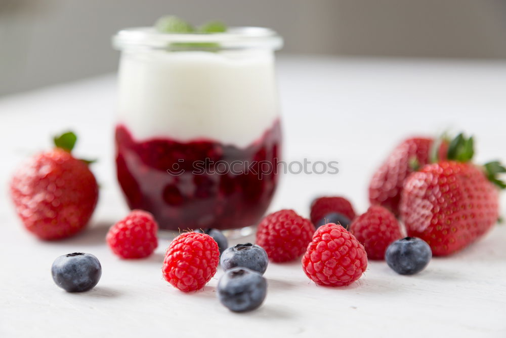 Red fruit jelly with mint