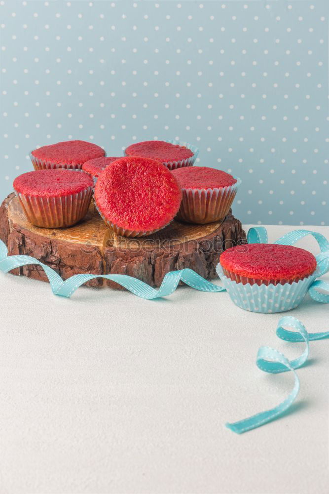 Similar – Bierdeckel mit Aufdruck Kaffeeklatsch auf pink karierter Serviette und Holztisch. Cupcakeform