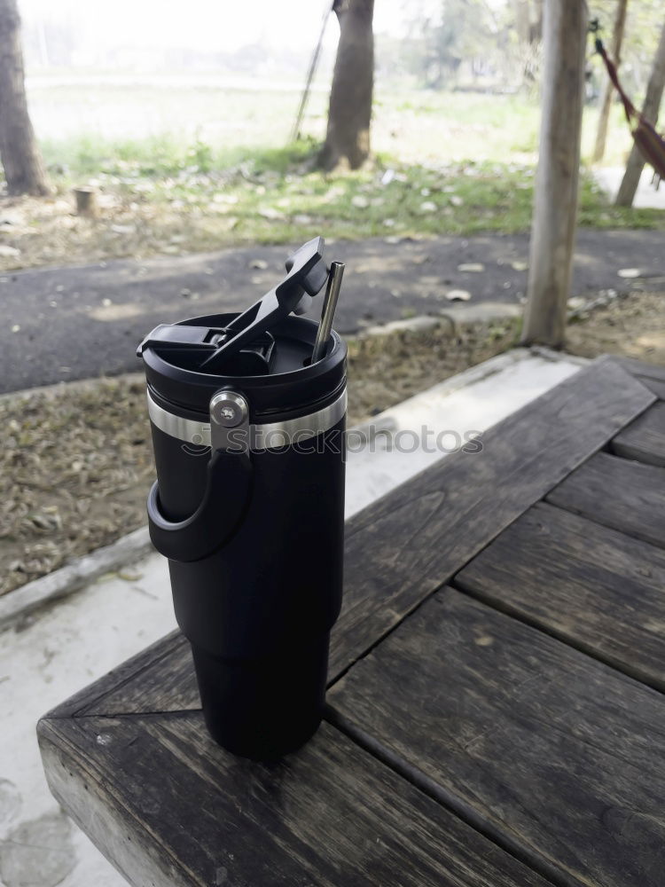 Frauen bleiben mit Rucksack mit wiederverwendbarer Wasserflasche in einer Tasche