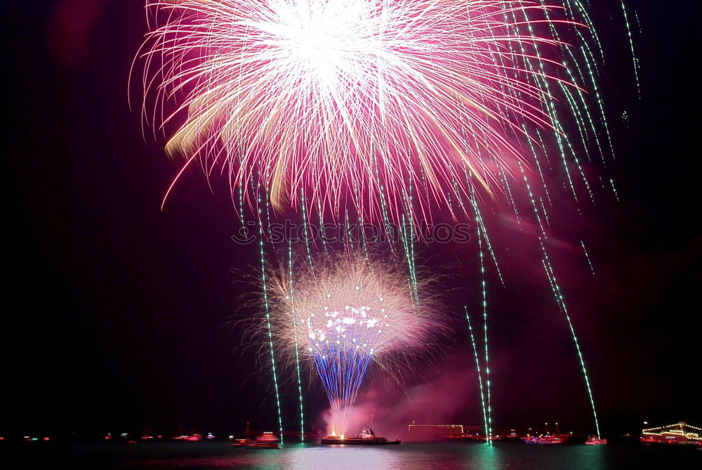 Similar – Foto Bild Menschenmenge beim Zuschauen von Feuerwerk