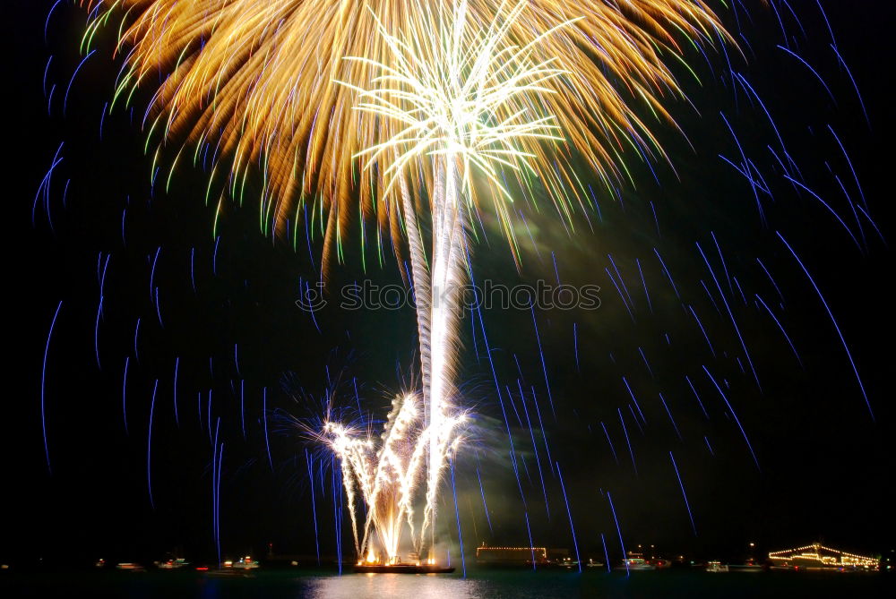 Similar – Foto Bild Menschenmenge beim Zuschauen von Feuerwerk