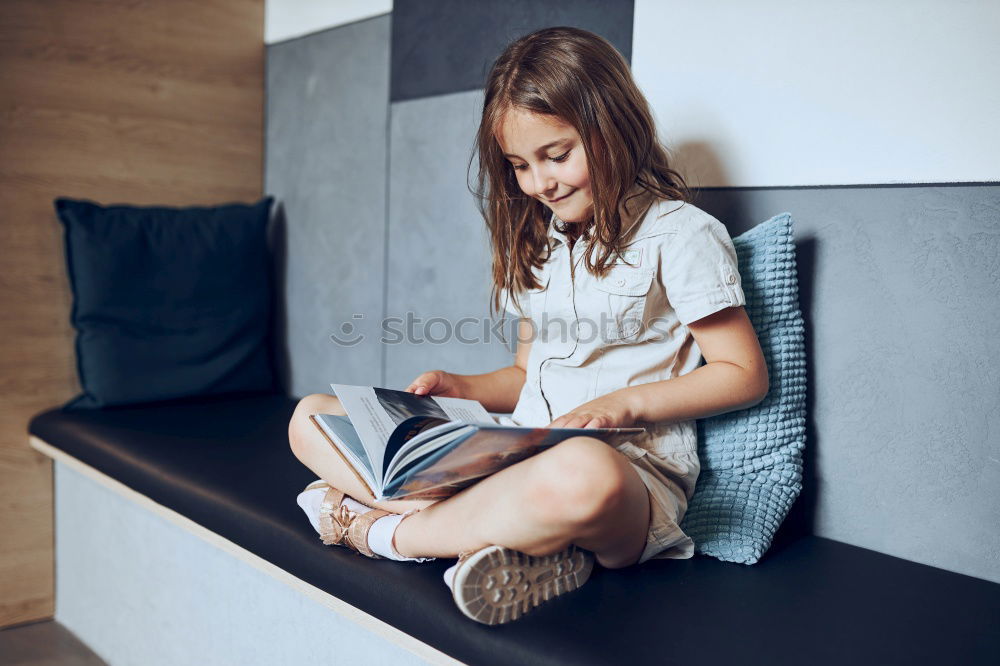 Similar – Foto Bild lustig glücklich 9 Jahre altes Kind Mädchen in der Bibliothek sitzend