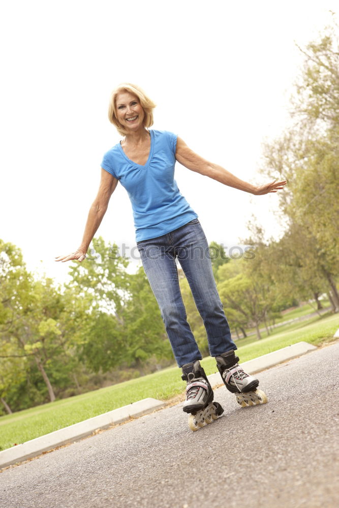 Similar – Foto Bild Lächelnde Frau reitet Longboard in der Stadt