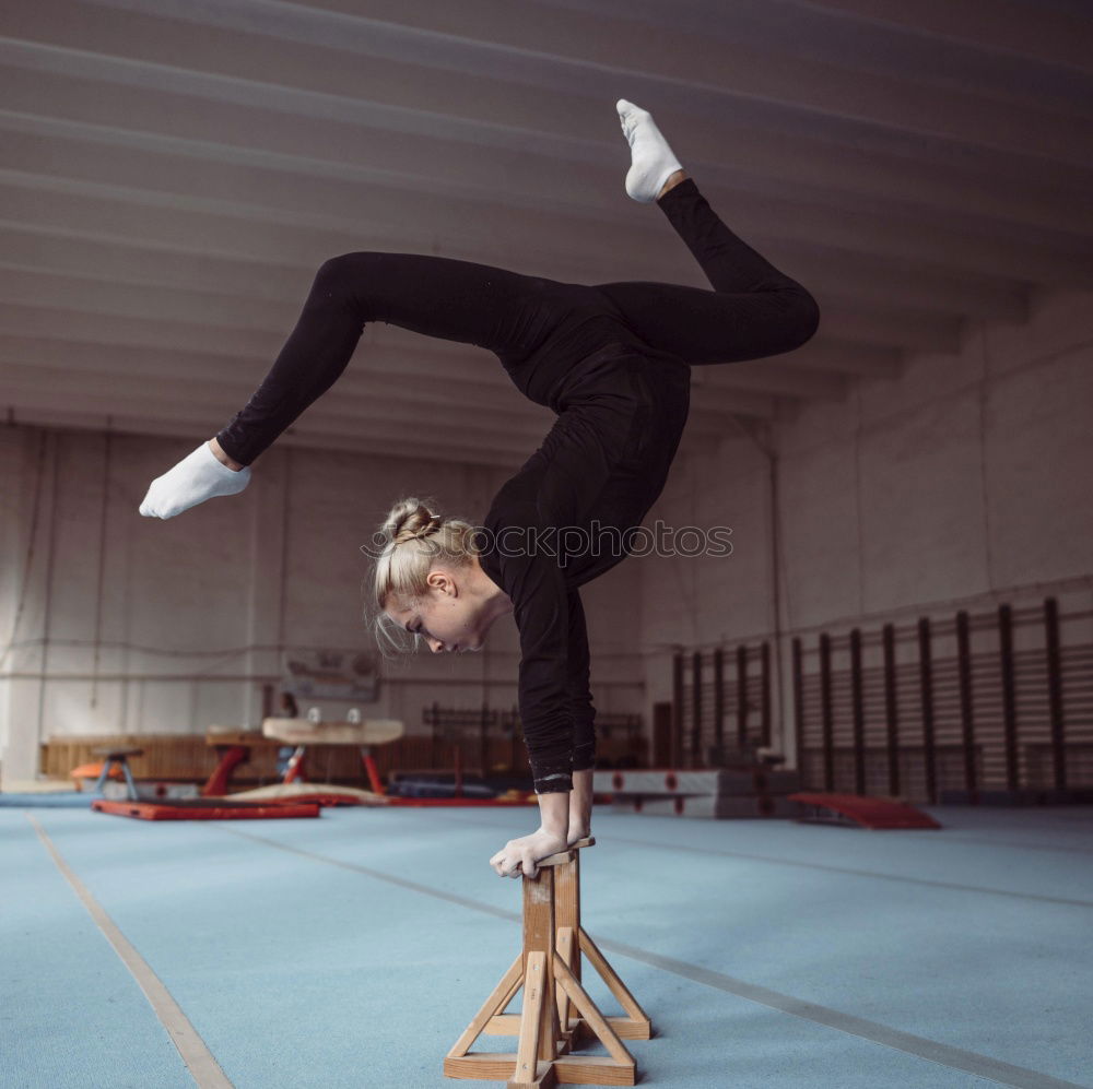 one second Handstand