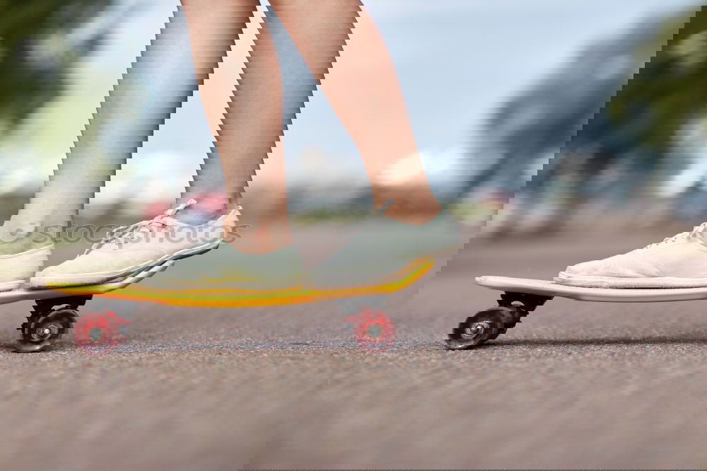 Similar – Foto Bild Lächelnde Frau reitet Longboard in der Stadt