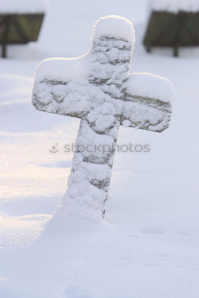 Mourning cross in the snow