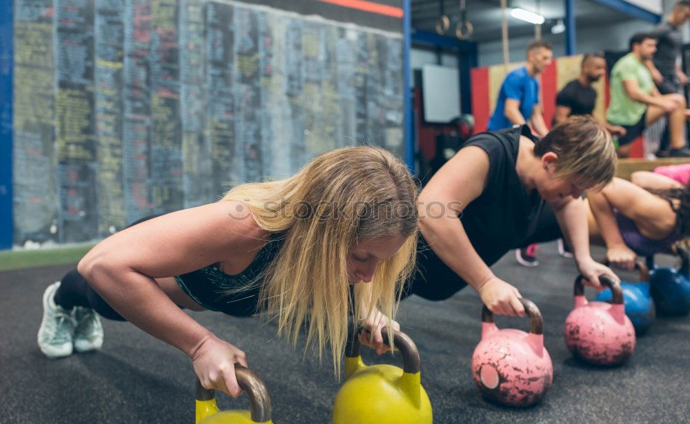 Similar – Konzentriertes Training von Muskelmännern im Sportverein