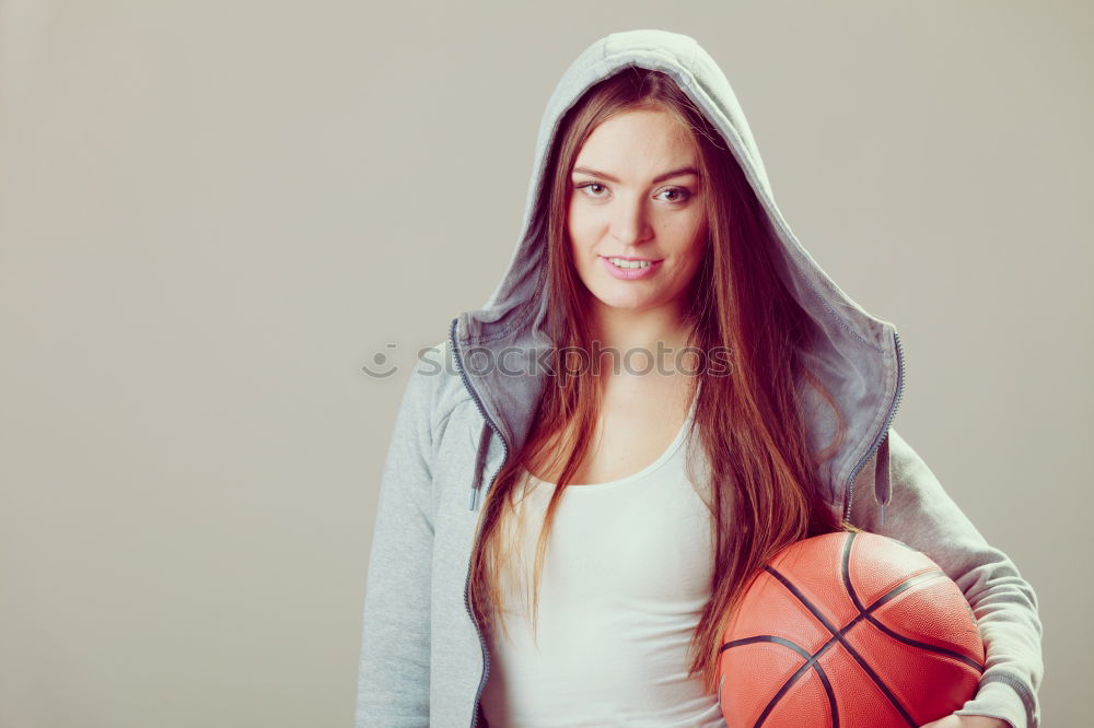 Porträt einer jungen Basketballspielerin. Schöne Teenager-Mädchen spielen Basketball. in Sportkleidung Basketball spielen