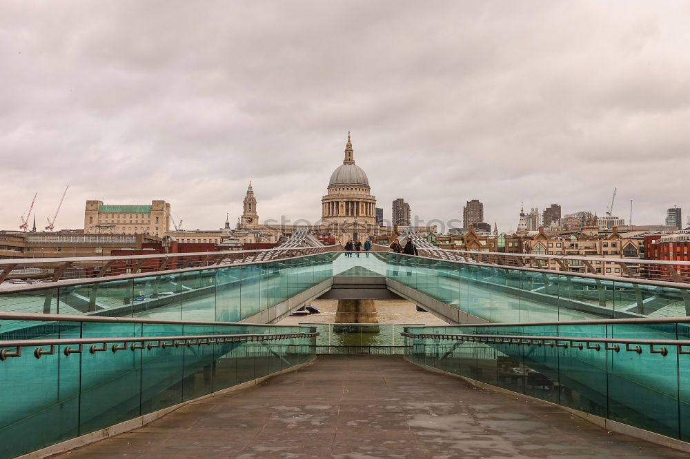 Foto Bild London bei Regen Wolken