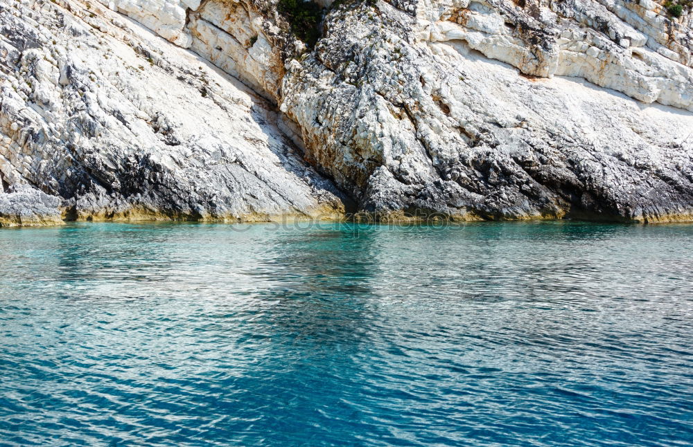 Urlaub und Erholung. Meer und Felsen. Blick vom Wasser. Idylle