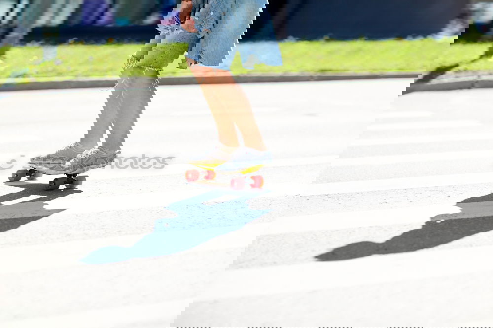 Similar – Foto Bild Lächelnde Frau reitet Longboard in der Stadt
