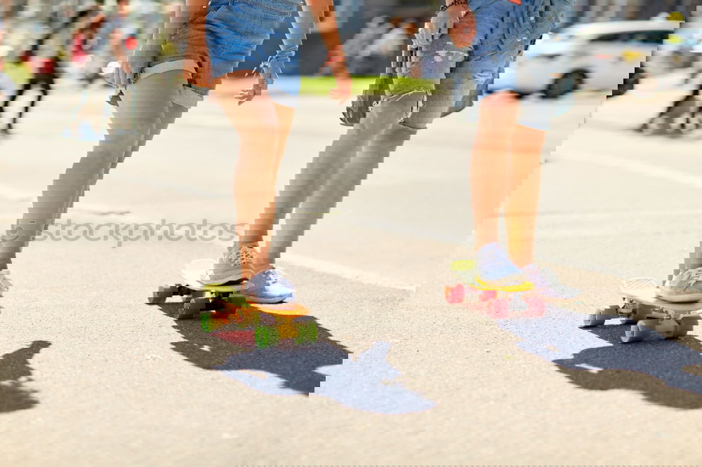 Similar – Foto Bild Lächelnde Frau reitet Longboard in der Stadt