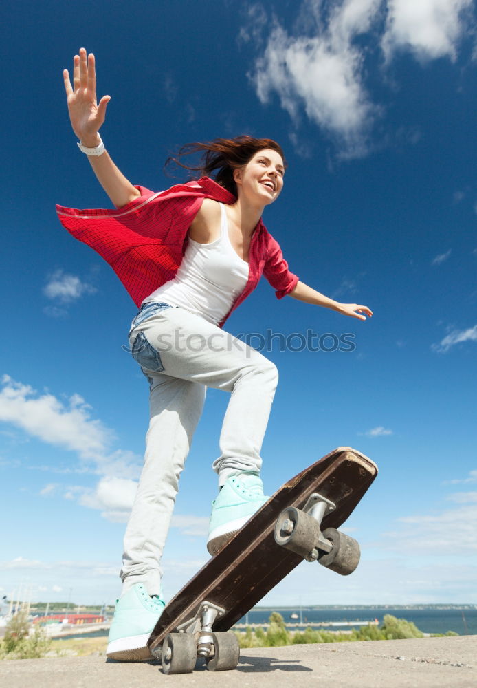 Kind auf Rampe bereit, Skateboard-Trick zu zeigen